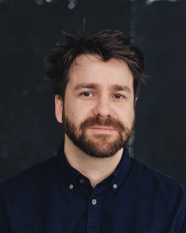 Robert Schwarz, Porträt frontal vor dunklem Studiohintergrund