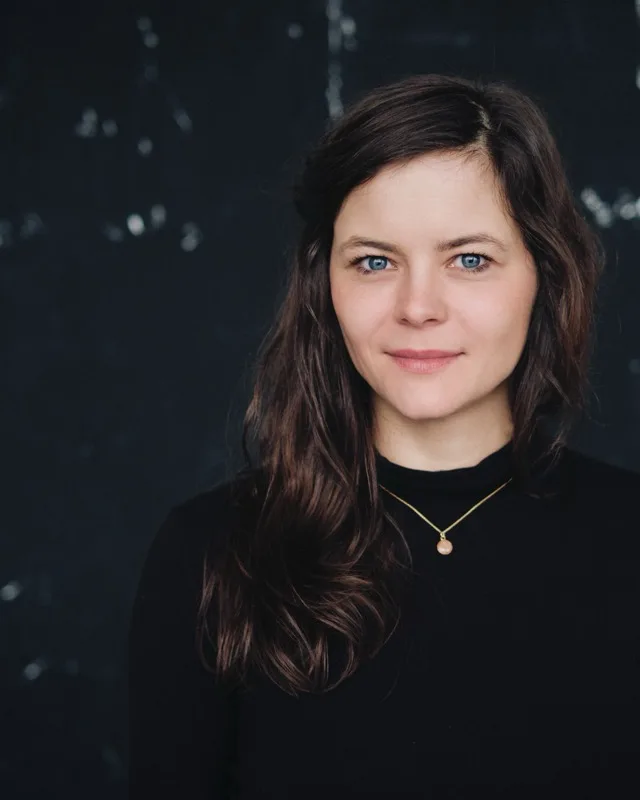 Susanne Aßmann, Porträt frontal vor dunklem Studiohintergrund